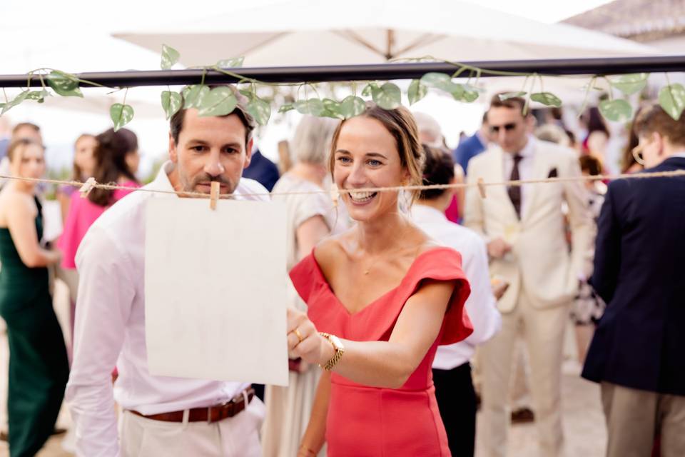 Invitados recibiendo su acuarela personalizada