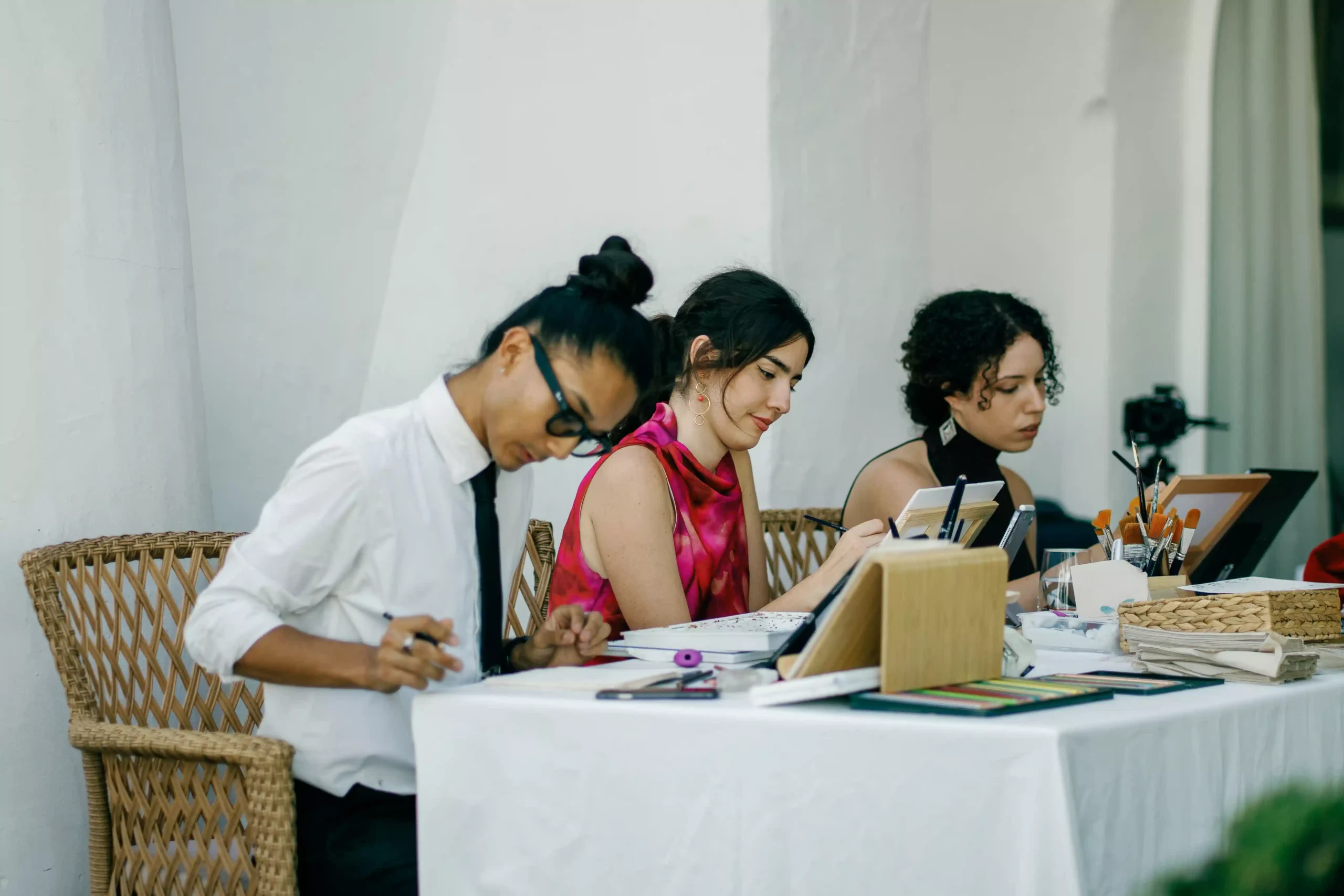Artista pintando en directo durante una boda